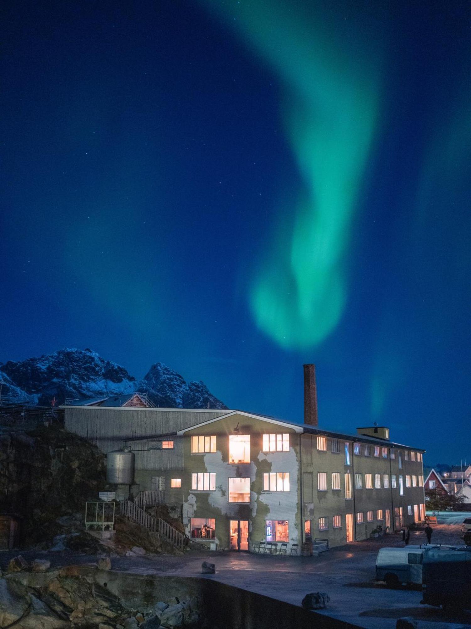 Hotel Trevarefabrikken Henningsvaer Exterior foto