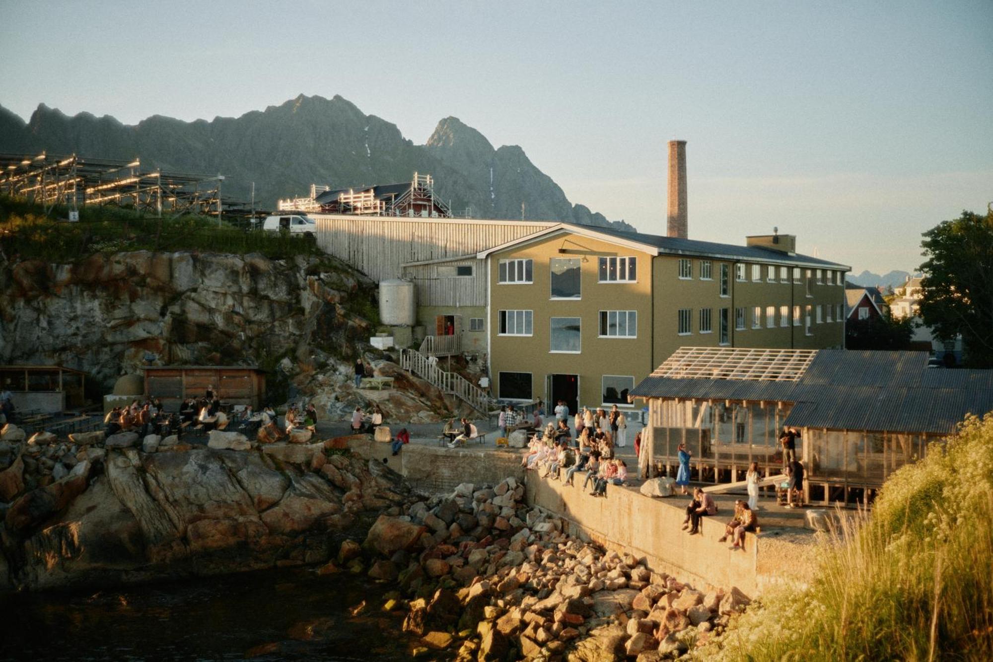 Hotel Trevarefabrikken Henningsvaer Exterior foto