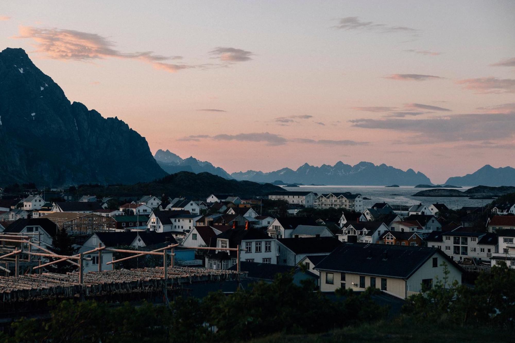 Hotel Trevarefabrikken Henningsvaer Exterior foto