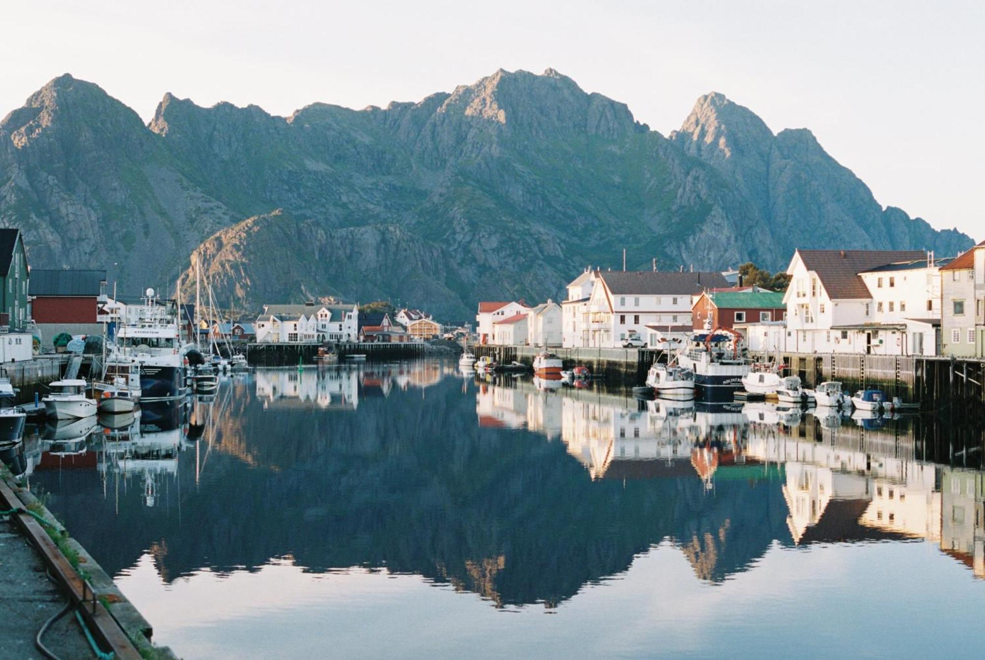 Hotel Trevarefabrikken Henningsvaer Exterior foto