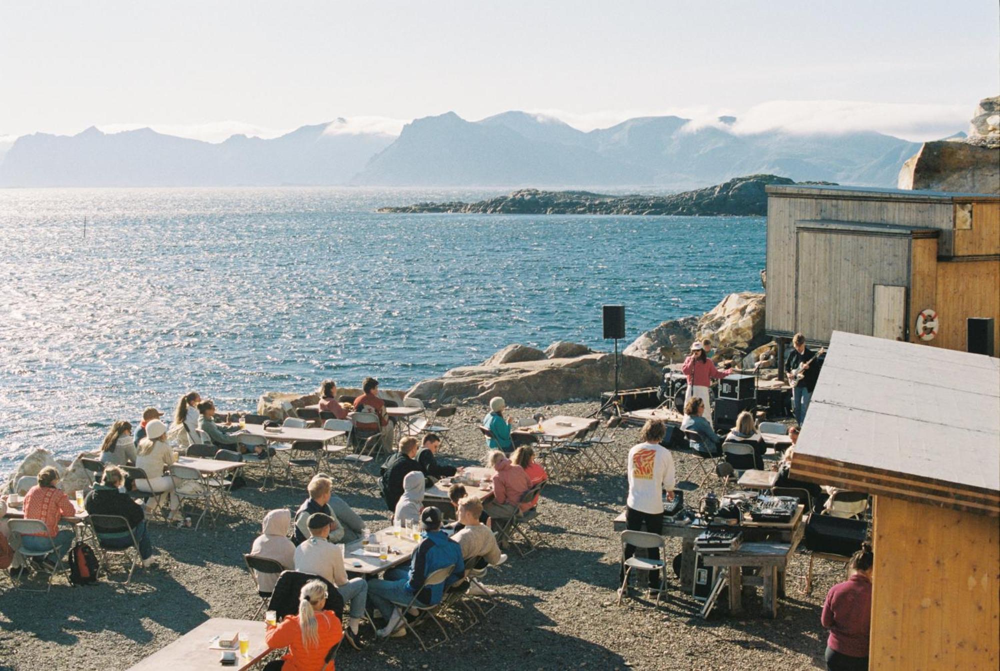 Hotel Trevarefabrikken Henningsvaer Exterior foto